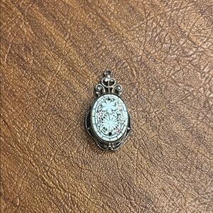 Elegant Silver Pendant with Intricate Design